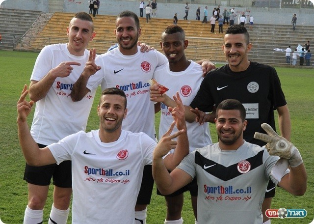 שחקני חדרה חוגגים את הנצחון עם כובש הצמד. אסי גומא(צילום:שלומי גבאי)